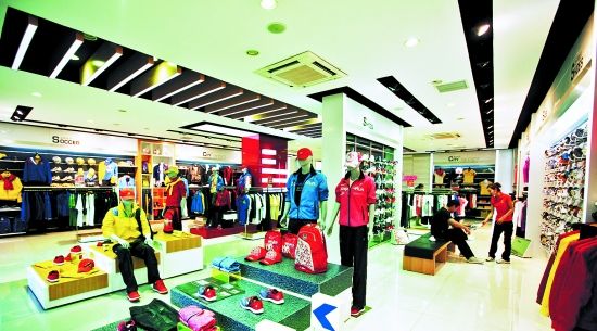 高库存背景下,体育用品企业更加注重终端门店建设,提高单店营收。图为我市一品牌企业门店。
