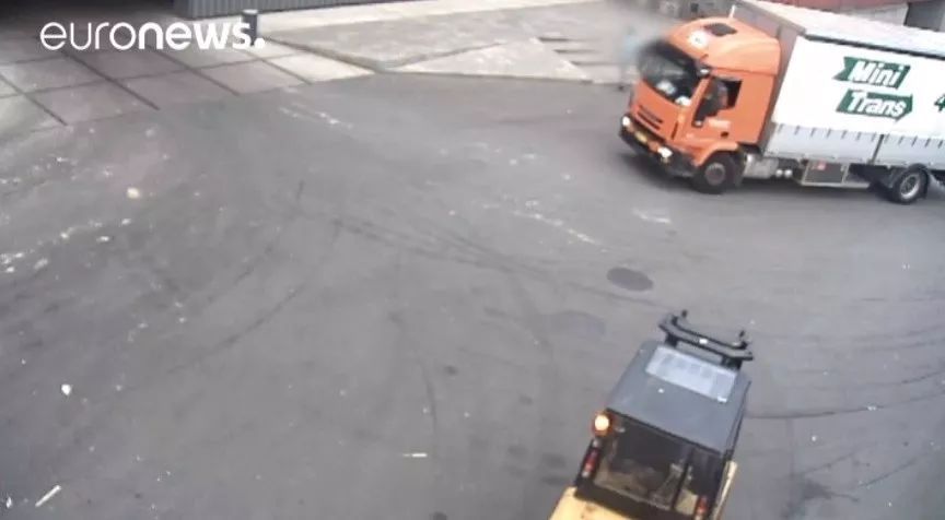 HM一把火烧光了自家衣服?外媒揭露时尚背后的真相,触目惊心...