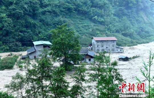 房屋被淹。 桑锦 摄