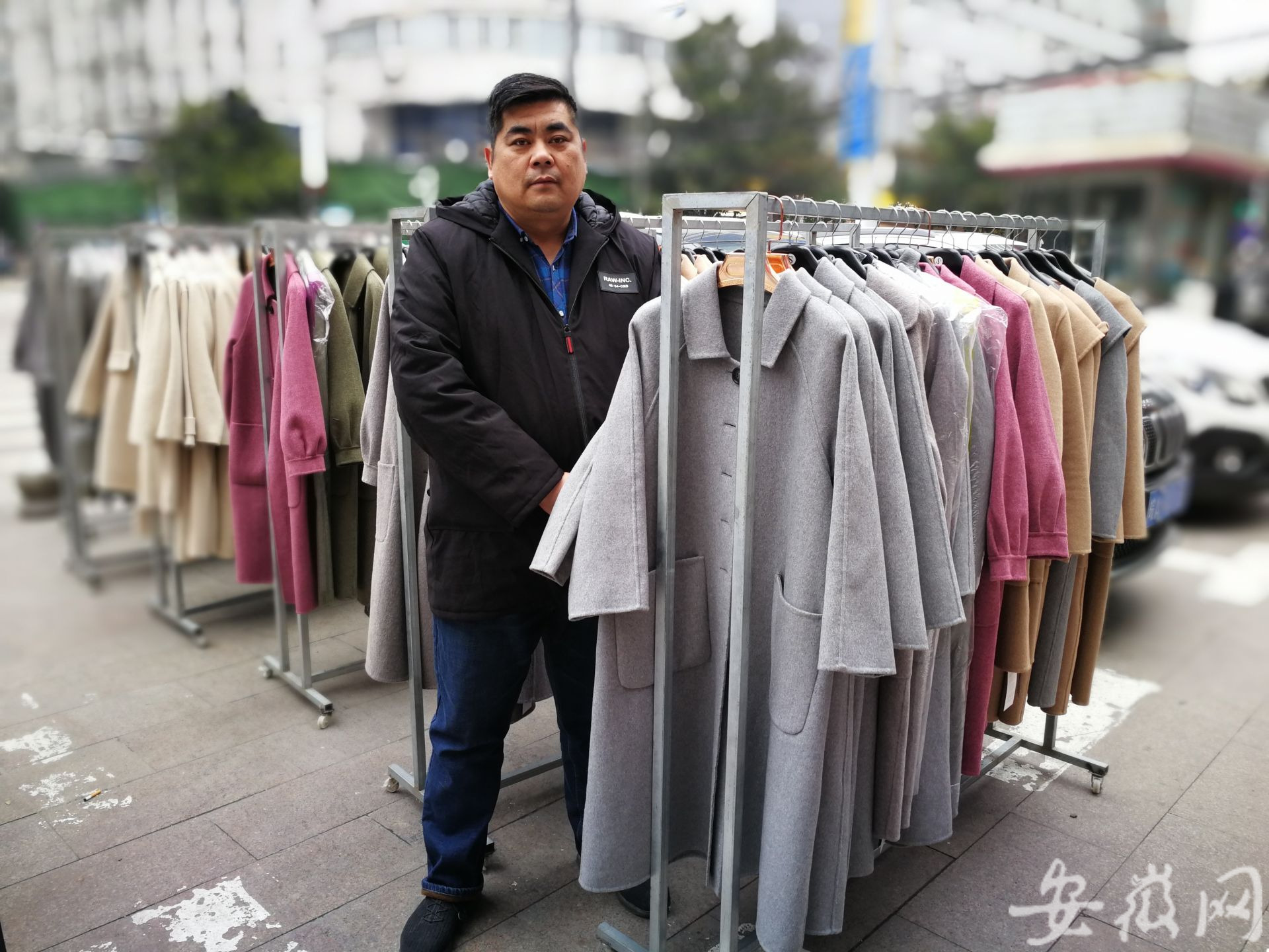 “热心地摊哥”来肥摆摊卖衣服 筹钱给贫困孩子买新年礼物