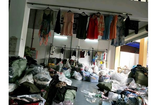 常平库存服装尾货回收价格表收购那家好